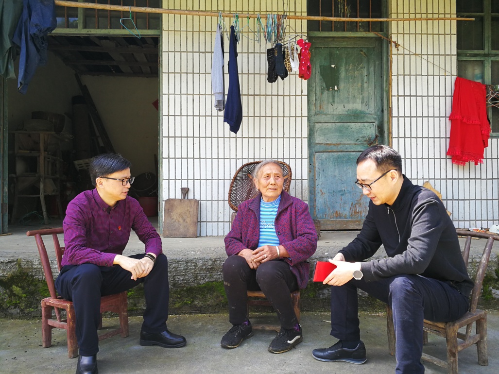 刘校长走访屈钦翠老人 刘校长走访屈钦翠老人